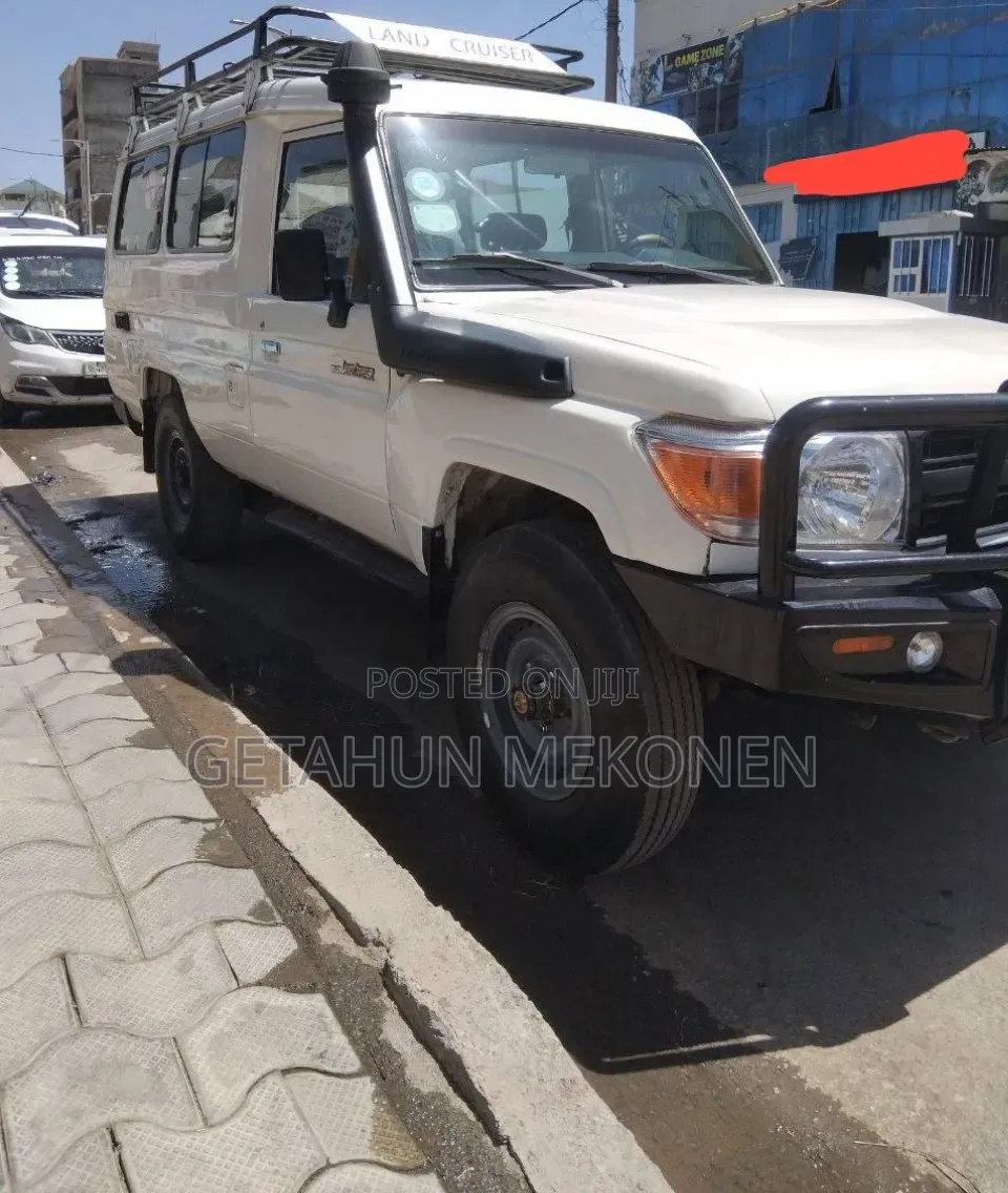 Toyota Land Cruiser 2011 White