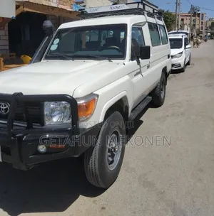 Toyota Land Cruiser 2011 White