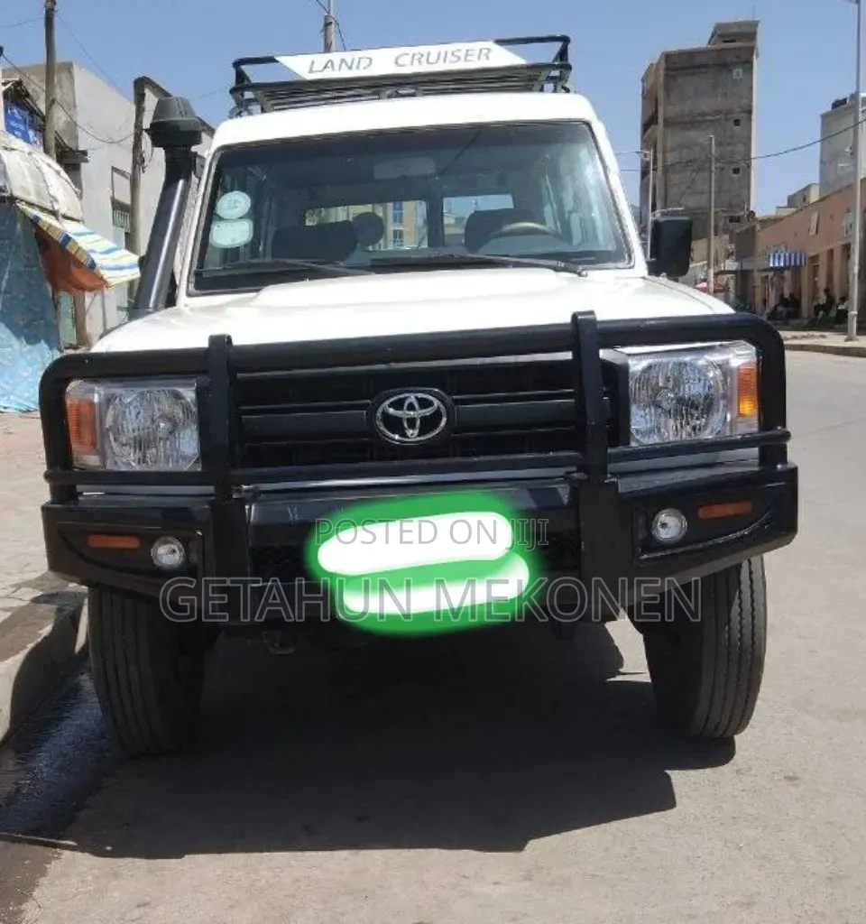 Toyota Land Cruiser 2011 White