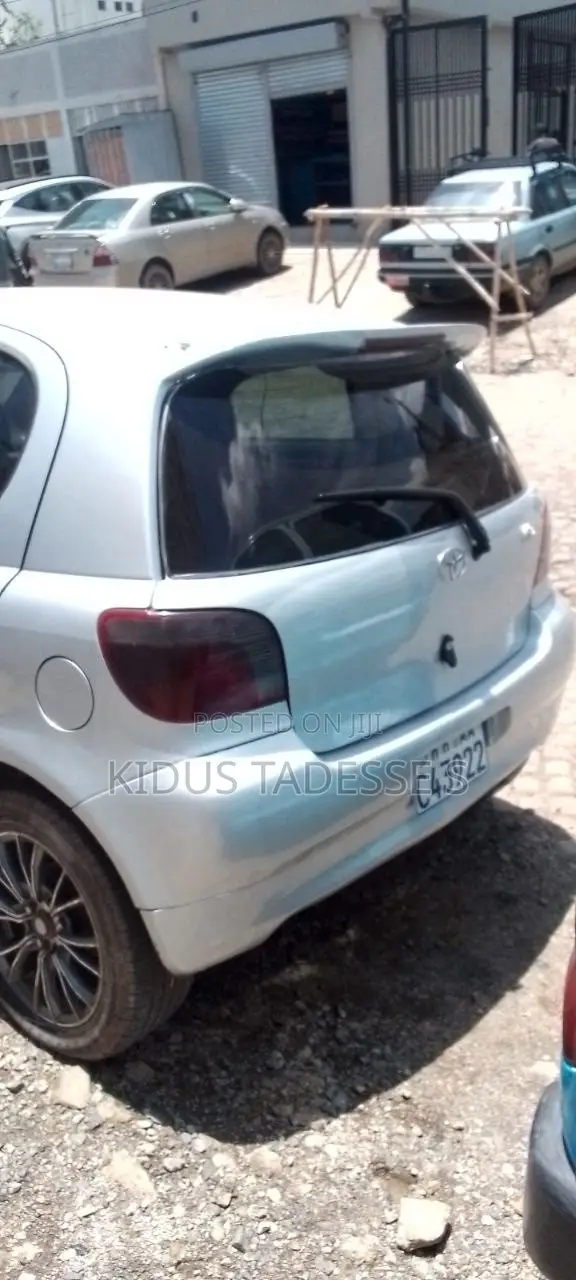 Toyota Vitz 2002 Silver