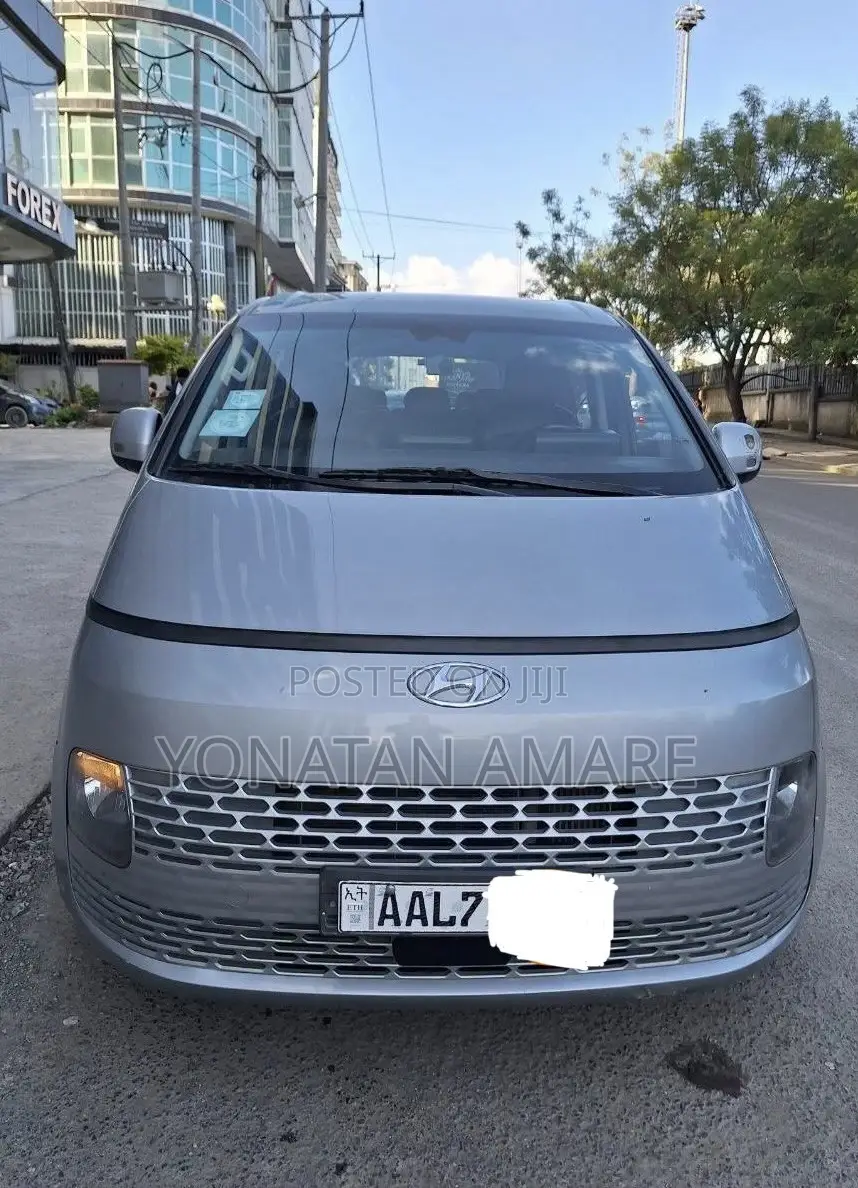 Hyundai Staria 2022 Silver