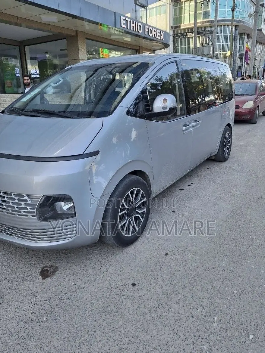 Hyundai Staria 2022 Silver