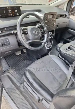 Hyundai Staria 2022 Silver