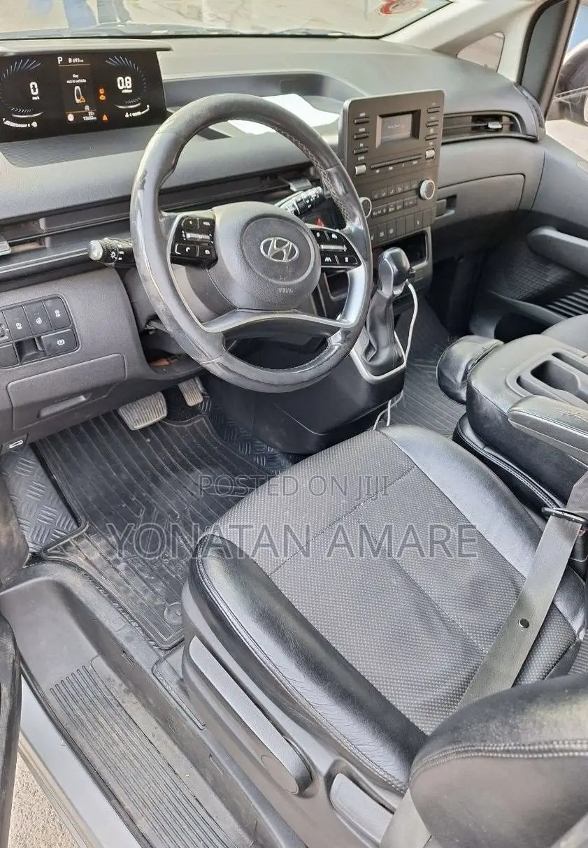 Hyundai Staria 2022 Silver