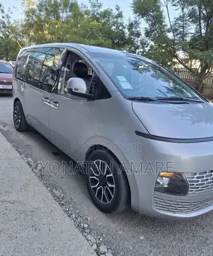 Hyundai Staria 2022 Silver