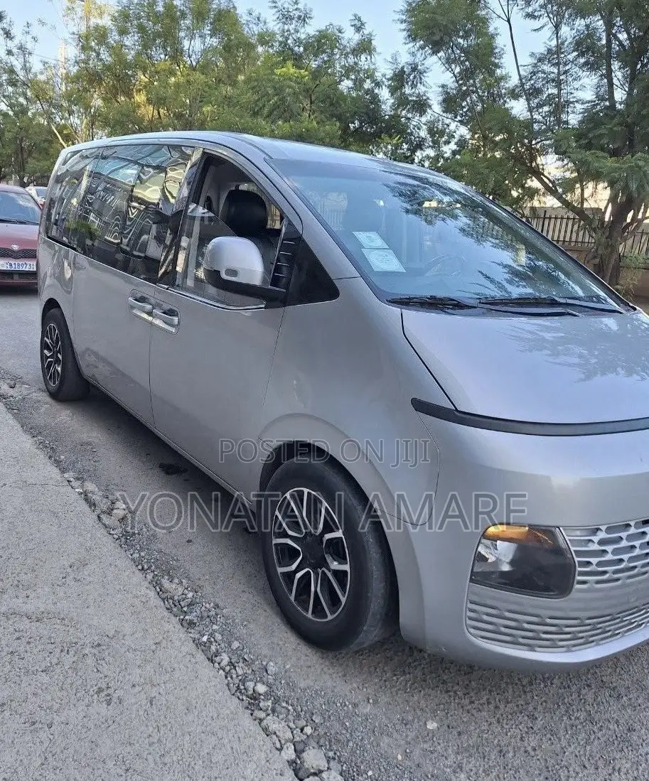Hyundai Staria 2022 Silver