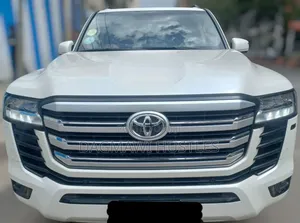 Toyota Land Cruiser LC300 2023 White
