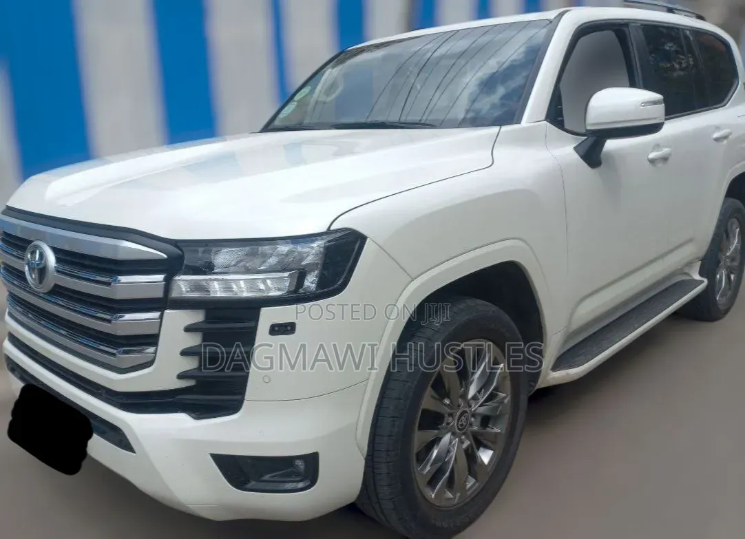 Toyota Land Cruiser LC300 2023 White