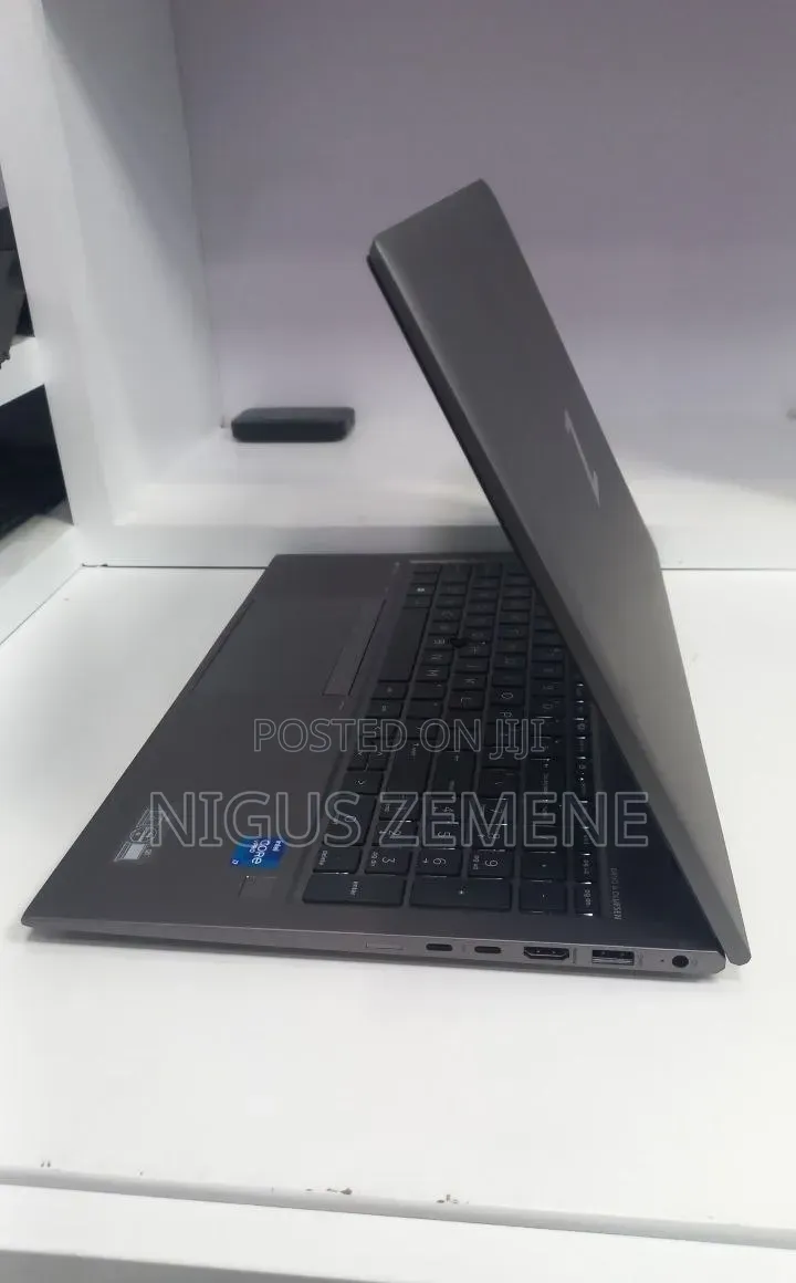 New Laptop HP ZBook Firefly G8 16GB Intel Core i7 SSD 512GB