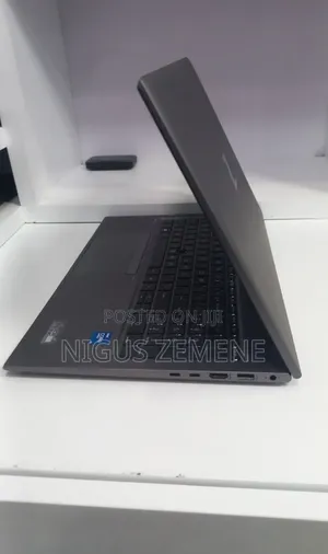 New Laptop HP ZBook Firefly G8 16GB Intel Core i7 SSD 512GB