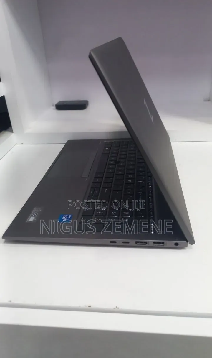 New Laptop HP ZBook Firefly G8 16GB Intel Core i7 SSD 512GB