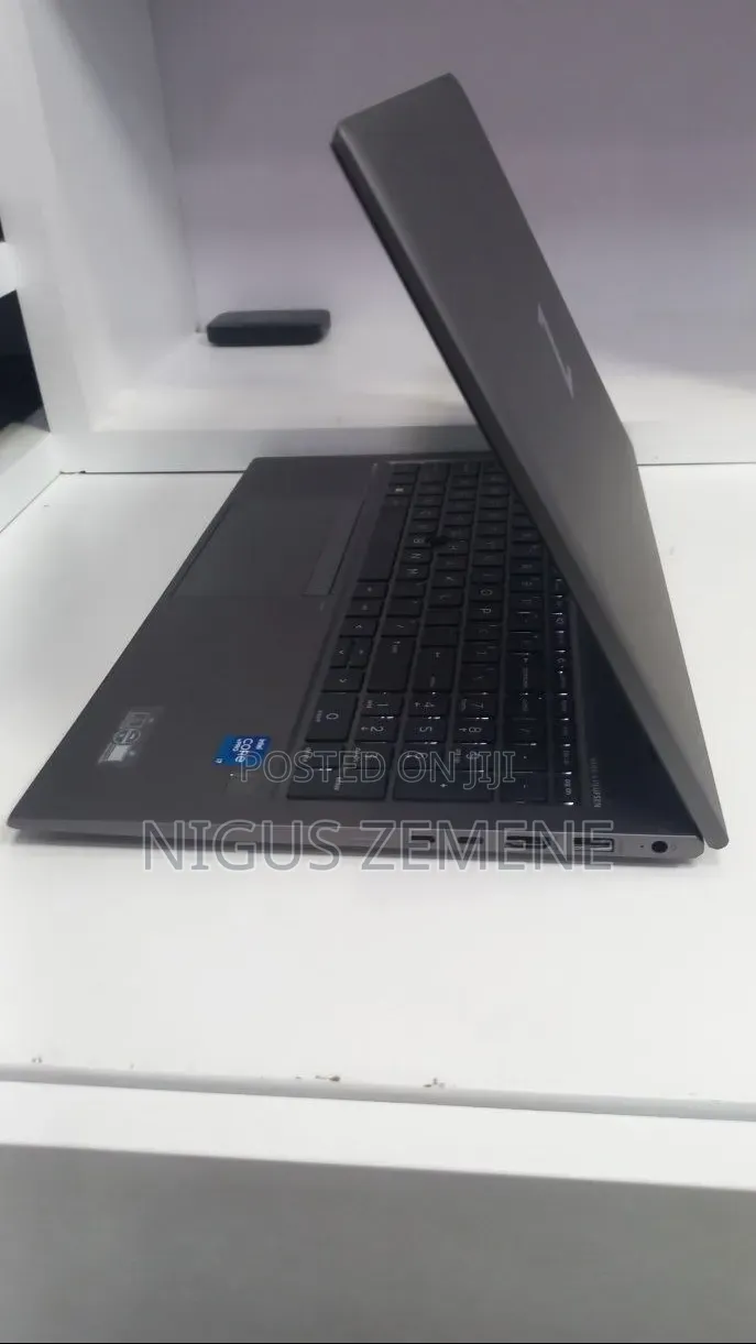 New Laptop HP ZBook Firefly G8 16GB Intel Core i7 SSD 512GB