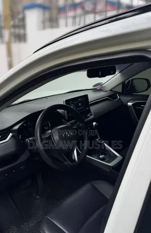 Toyota RAV4 2021 White