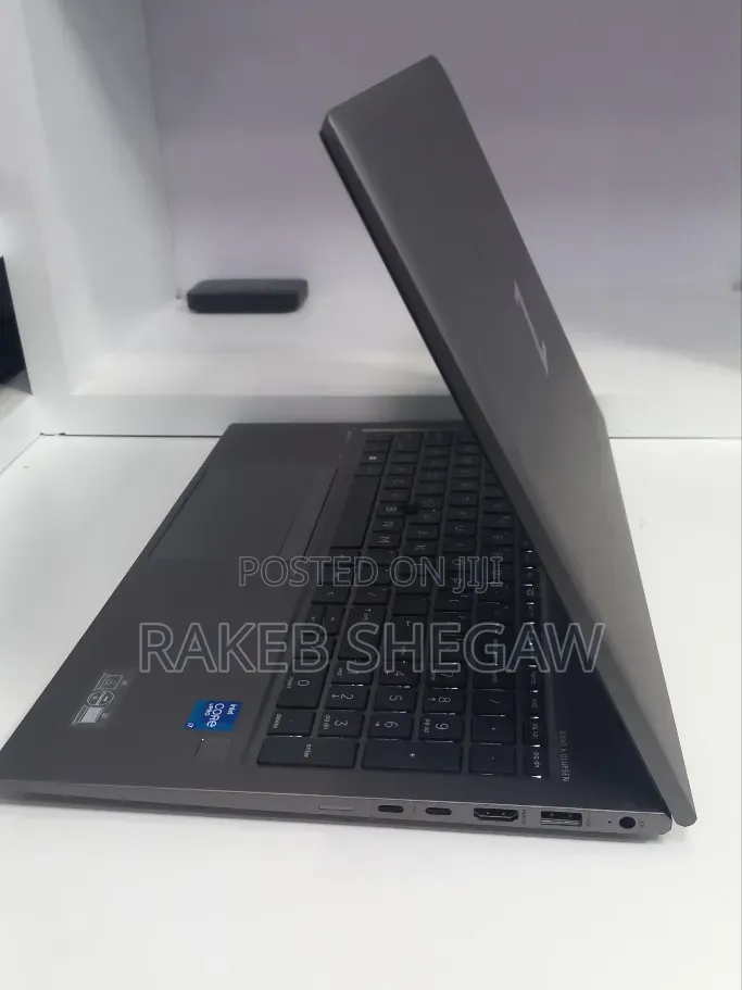 New Laptop HP ZBook Firefly G8 16GB Intel Core i7 SSD 512GB