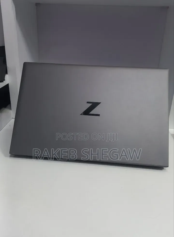 New Laptop HP ZBook Firefly G8 16GB Intel Core i7 SSD 512GB
