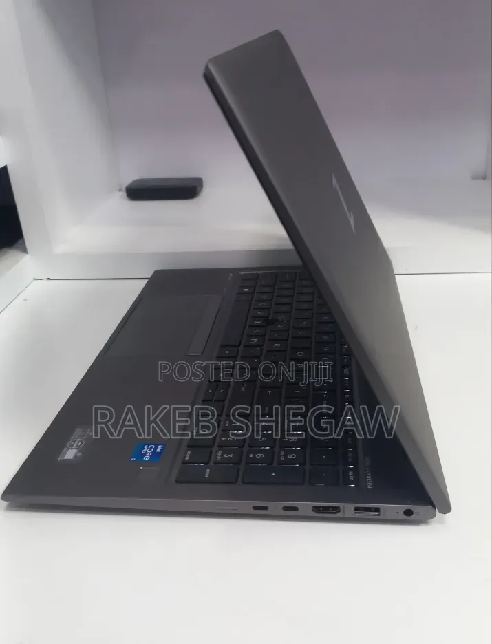 New Laptop HP ZBook Firefly G8 16GB Intel Core i7 SSD 512GB