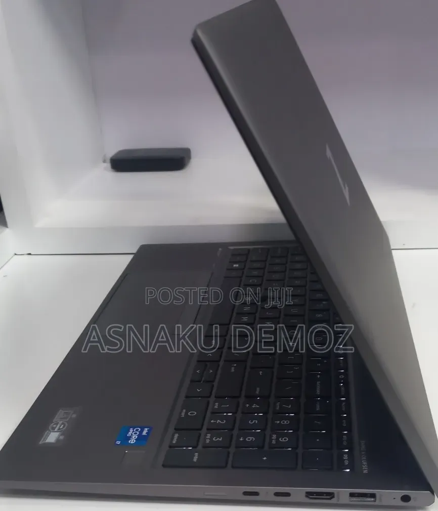 New Laptop HP ZBook Firefly G8 16GB Intel Core i7 SSD 512GB