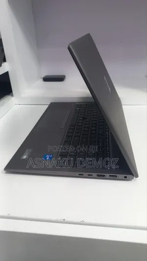 New Laptop HP ZBook Firefly G8 16GB Intel Core i7 SSD 512GB