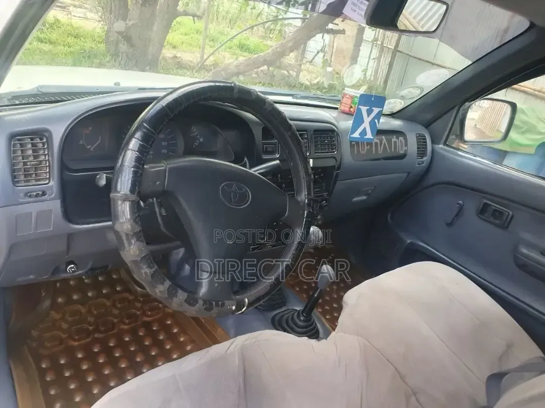 Toyota Hilux 2003 White