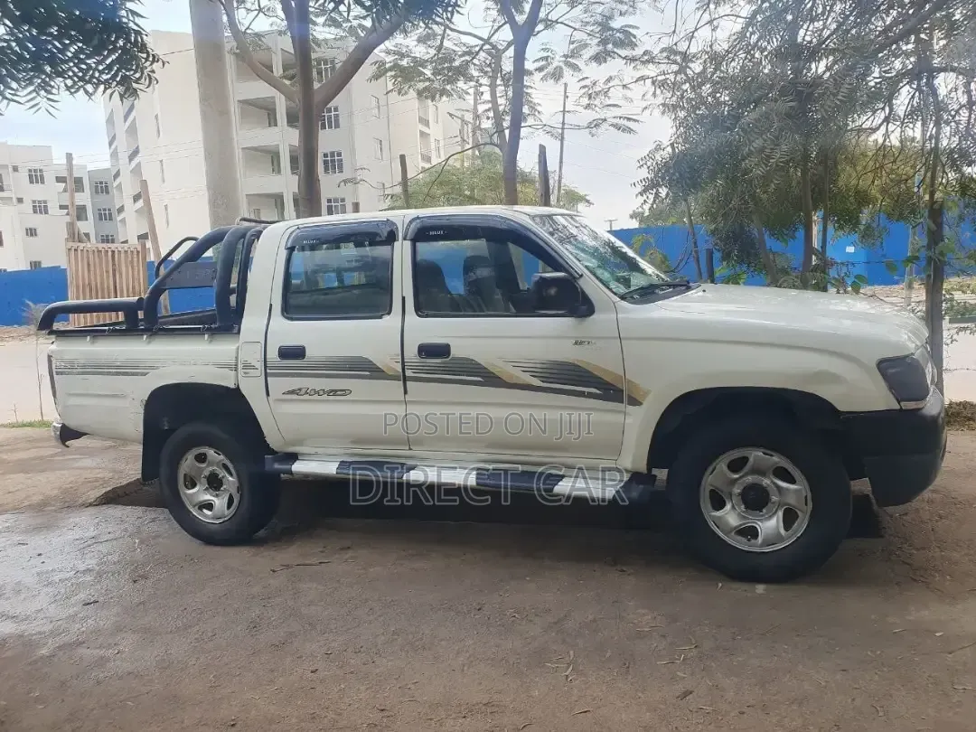 Toyota Hilux 2003 White