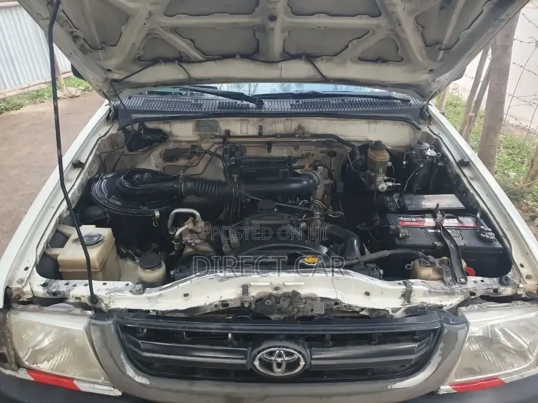 Toyota Hilux 2003 White