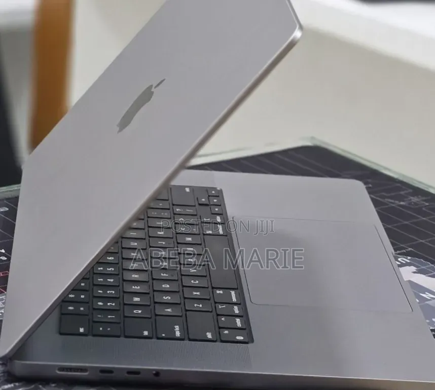 New Laptop Apple MacBook Pro 2022 M2 8GB Apple M2 SSD 256GB