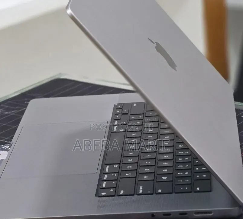 New Laptop Apple MacBook Pro 2022 M2 8GB Apple M2 SSD 256GB