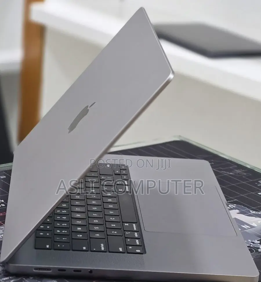 New Laptop Apple MacBook Pro 2022 M2 16GB Apple M2 SSD 512GB