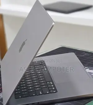 New Laptop Apple MacBook Pro 2022 M2 16GB Apple M2 SSD 512GB