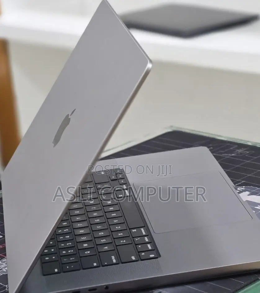 New Laptop Apple MacBook Pro 2022 M2 16GB Apple M2 SSD 512GB