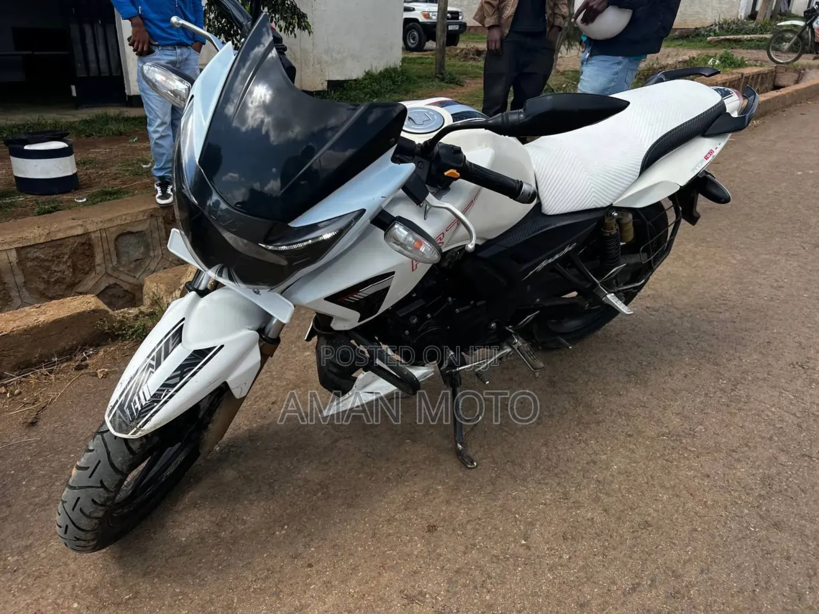 TVS Apache 180 RTR 2022 White