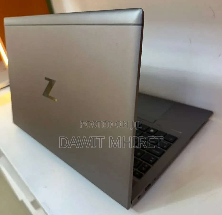 New Laptop HP ZBook Firefly G8 16GB Intel Core i7 SSD 512GB