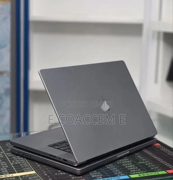 New Laptop Apple MacBook 32GB SSD 1T