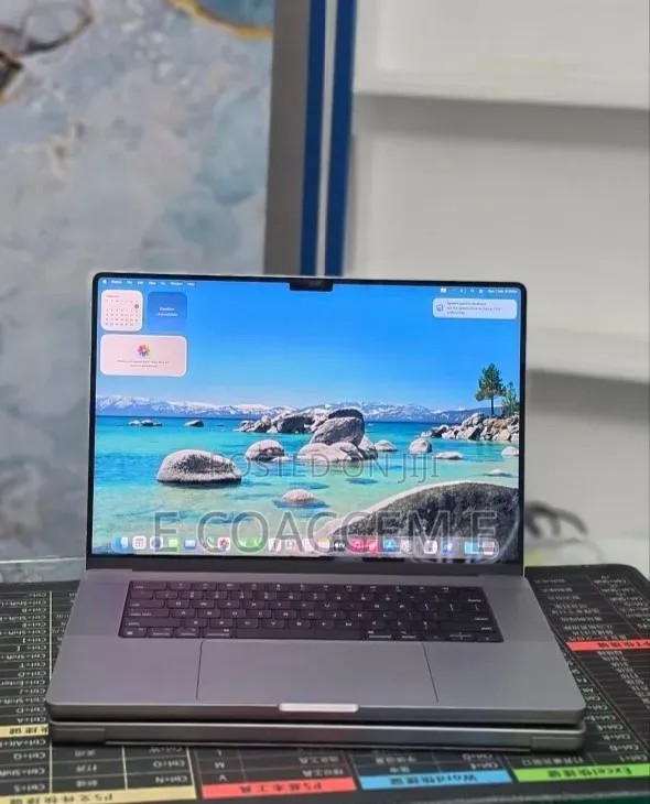 New Laptop Apple MacBook 32GB SSD 1T