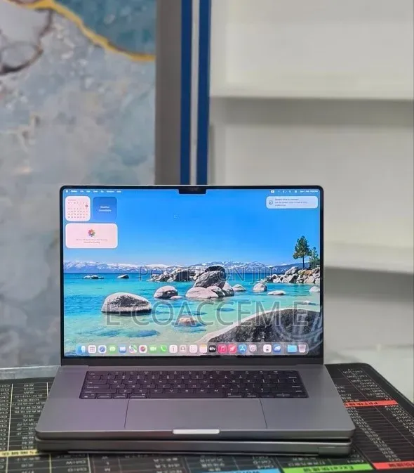 New Laptop Apple MacBook 32GB SSD 1T