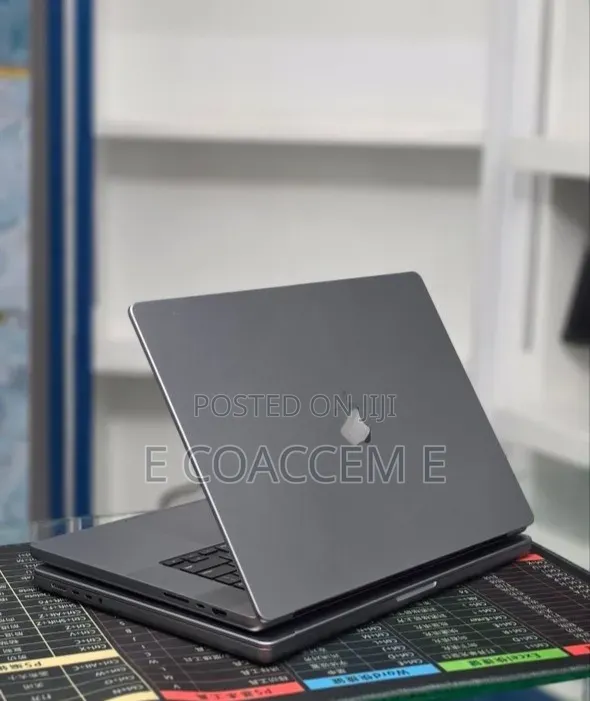 New Laptop Apple MacBook 32GB SSD 1T