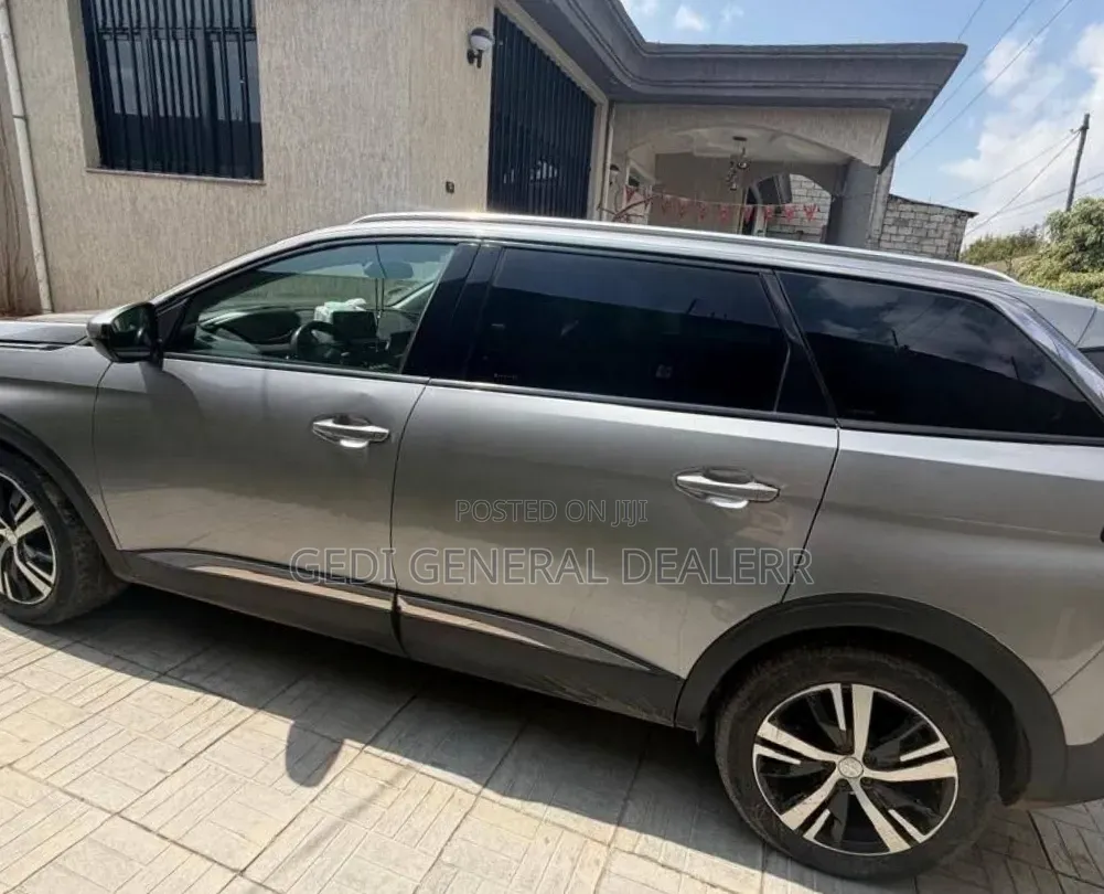 Peugeot 5008 2022 Gray