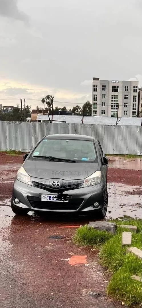 Toyota Yaris 2013 Gray
