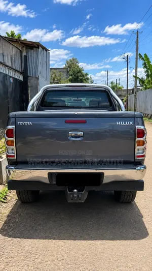 Toyota Hilux 2011 Gray