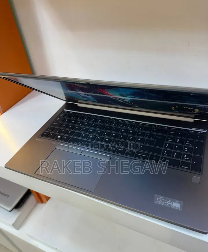 New Laptop HP ZBook Firefly G8 16GB Intel Core i7 SSD 512GB
