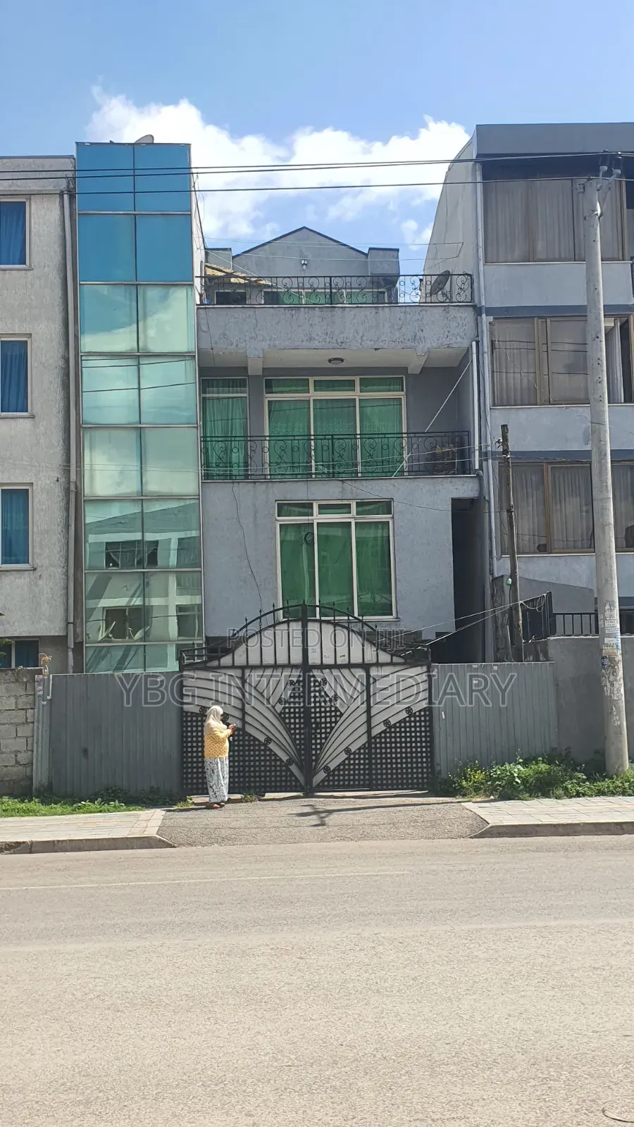 Furnished 5bdrm House in Family Home, Yeka for sale