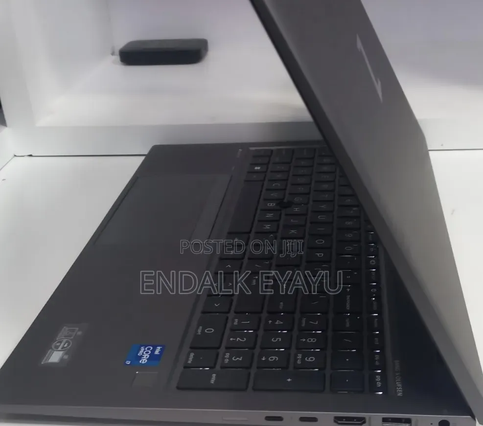 New Laptop HP ZBook Firefly G8 16GB Intel Core i7 SSD 512GB