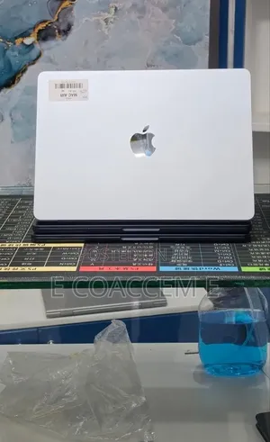 New Laptop Apple MacBook 16GB Apple M4 SSD 256GB