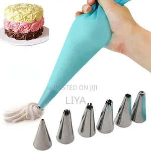 6 Piece Cake Decorating Nozzle and Bag Set