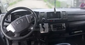 Toyota HiAce 2017 Silver