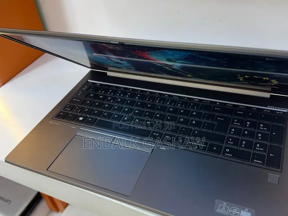 New Laptop HP ZBook Firefly G8 16GB Intel Core i7 SSD 512GB