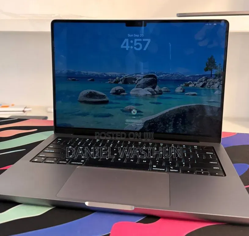 New Laptop Apple MacBook Pro 2023 M3 8GB Apple M3 SSD 512GB