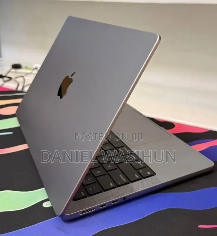 New Laptop Apple MacBook Pro 2023 M3 8GB Apple M3 SSD 512GB