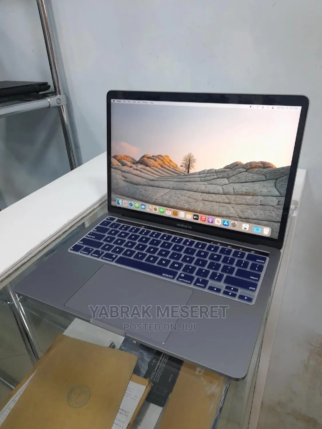 New Laptop Apple MacBook 2019 8GB SSD 256GB