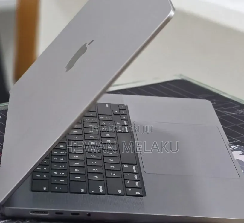New Laptop Apple MacBook Pro 2022 M2 16GB Apple M2 SSD 512GB